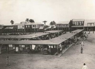 Haiti. Blick auf einen Marktplatz mit bedachten Verkaufsständen