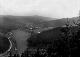 Ortsansicht von Steinbacher Seite : Heyn-Hof (Bildmitte), re. davon Kuhlebrock-Fabrik; Hintergrund Haßberg (Böhm.)