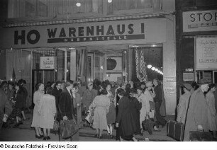 Blick auf den Eingang des HO Warenhauses I (Nebenstelle)