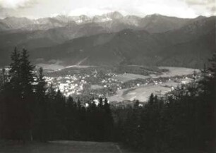 Zakopane. Stadtansicht von der Gubalowka. Blick nach Südosten auf die Hohe Tatrs (in der Mitte: Swinica (2300 m))