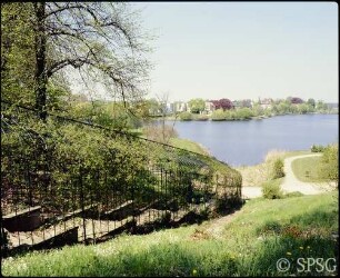 Potsdam, Park Babelsberg, Goldene Rosentreppe, Seitlicher Blick mit Tiefem See und Berliner Vorstadt.