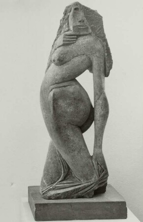 Rhythmische Figur : Makolies, Peter: Rhythmische Figur. 1986. Kalkstein; Höhe 118 cm