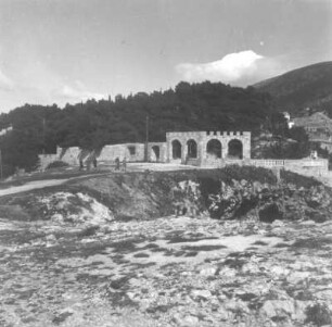 Reisefotos Italien. Ragusa. Einfriedungsmauer mit Portal- und Terrassenanlage