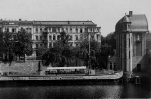Berlin-Mitte. Hansaviertel. Die schwimmende Jugendherberge "Oberbürgermeister Böß" an der Hansabrücke