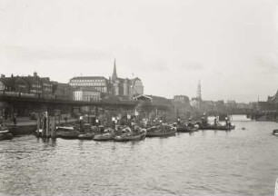Hamburg-Altstadt, Binnenhafen. Blick nach Nordosten mit Barkassen