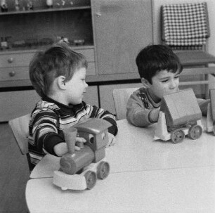 Dresden-Johannstadt, Elisenstraße. Kindergarten. Kinder beim Spielen im Gruppenraum