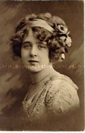 Postkarte mit Frauenbild