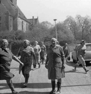 Cannewitz. LPG Frauen im Schlosshof