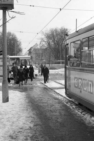 Kälteeinbruch mit Vereisung der Straßenbahn-Oberleitungen