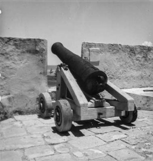 Kanone : Blick auf eine Kanone an den Mauern einer Festung