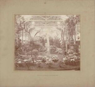 Ausstellungshalle mit Pflanzenkultur und Springbrunnen.