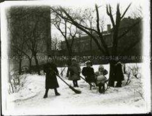 Im Schnee spielenden Kinder