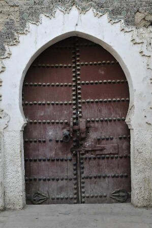 Fes -Mehrfach gesichertes Holztor : Das massive historische Holztor an einem Palast in der Medina ist zusätzlich mit Metallbeschlägen und Schlössern gesichert. Aufgenommen in Fes am 29. Oktober 2010