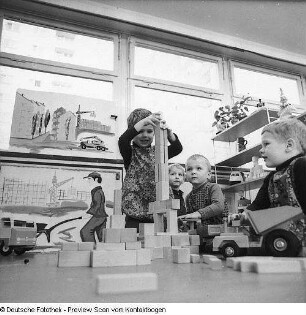 Dresden-Johannstadt, Dürerstraße 50, Serie: Kindergärten und -krippen, Kindergarten. Außenanlage mit Bungalow und Kindergruppe