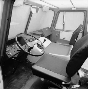 Innengestaltung Fahrerhaus LO 3000 : Modell der Innengestaltung des Fahrerhauses des Lastkraftwagens LO 3000 eingebaut in eine Rohbaukabine im Maßstab 1 : 1 für VEB Robur-Werke Zittau