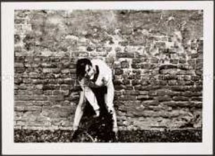 Junge Frau vor einer Mauer (Prämiertes Foto G)