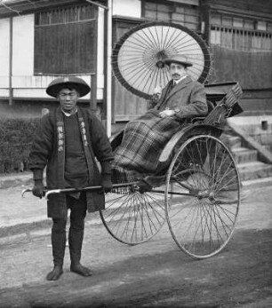 Japan. Rikschafahrer mit Tourist