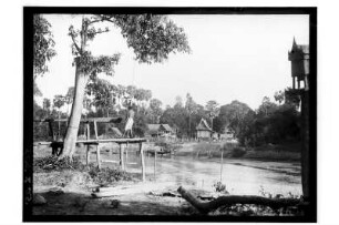 Fluss in Phetchaburi : Phetchaburi. Blick über den Fluss auf Wohnhäuser,1909