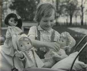 Mädchen spielt mit Puppen des VEB Puppenfabrik Waltershausen