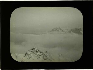Berggipfel ragen aus den Wolken
