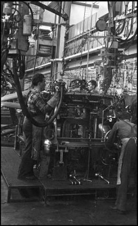 Köln, Niehl: Fordwerk, Werkhalle, beim Schweissen