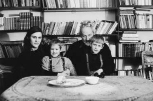 Familie L./S. (Kunstkritiker, Grafikerin) im Wohnzimmer