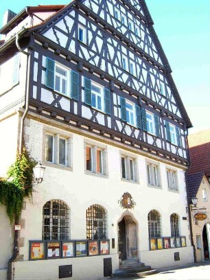 Stadtbild - Haus Hauptstrasse 10-Fachwerkobergeschosse auf steinernem Stock in giebelständiger Manier in Übersicht