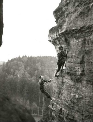 Sächsische Schweiz. Bielatal, Hauptwiesenstein. Seilschaft K. Gonda, G. Junghans, G. Straube und G. Walpert bei der 10. Begehung der Rostkante (VIIIb) mit Ausstiegsvariante. 3.8.1947