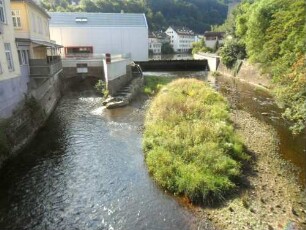 Stadtbild-Ansicht im Süden-die Nagold im Flußbett nach Süden mit Stauwehr zur Stömungsregulierung und Wasserteiler zur Mühle im Osten