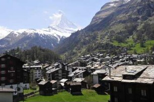 Zermatt - Ortsansicht mit Matterhorn : Ortsansicht mit Matterhorn, aufgenommen am 17. Mai 2010 in Zermatt