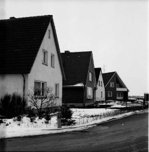 Neubausiedlung: Einfamilienhäuser mit Vorgärten: Winter