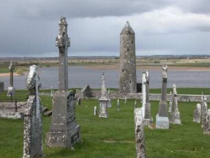 Klosterruine : Wehrturm und Friedhof des 545 gegründeten Klosters von Clonmacnoise am Shannon-Fluss, aufgenommen im April 2005. Foto Uwe Gerig