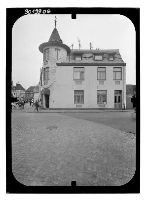 Hagenow, Rudolf-Breitscheid-Platz (Lindenplatz) 3. Wohnhaus (Doktor-Günthersches-Haus) mit Läden. Straßenfront (Schweriner Straße)