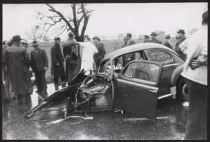 Unfallort mit Autowrack eines Volkswagens