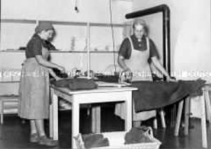 Arbeitsmaiden des Reichsarbeitsdienstes in Thüringen beim Bügeln