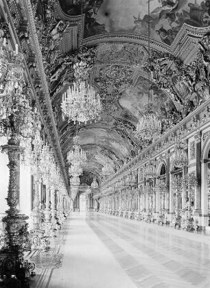 Chiemsee. Neues Schloss Herrenchiemsee (1878-1886; J. Hofmann, G. v. Dollmann). Große Spiegelgalerie