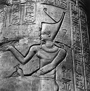 Kom Ombo. Doppelheiligtum des Sobek und des Haroeris (310ante/30ante, 500ante/395). Säulensaal, Relief-Detail auf einer Säule: opfernder Ptolemäus XII. mit roter Krone Unterägyptens
