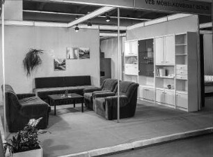 Ausstellungskoje des VEB Möbelkombinat Berlin (MKB) mit Sitzgruppe und Anbauwand