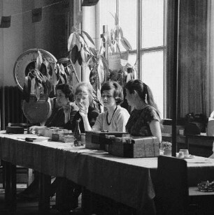 Dresden-Altstadt, Lingnerplatz 1 (Deutsches Hygiene-Museum). Serie "14. Orthopäden-Tagung der Deutschen Demokratischen Republik". Tagungsbüro im Foyer