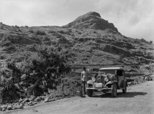 Aufstieg zum Amba Alagi : Ein Mann neben einem Auto auf einer unbefestigte Straße am Aufstieg zum Berg Amba Alagi