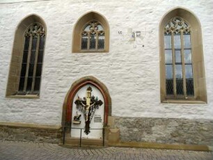 Stadtkirche-Langhaus (Gotischer Neubau auf Romanischem Vorgänger) über Traufseite Süd mit Maßwerkfenstern sowie vermauertem Türgewände