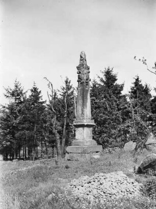 Distanzsäule : Reinsberg, Distanzsäule aus Wilsdruff auf einem Steinrücken nördlich von Niederreinsberg