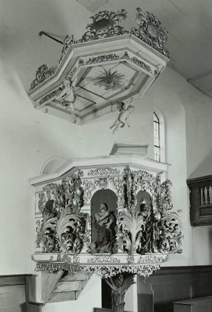Kanzel : Kanzel. Holz, gefasst, vergoldet (1706; J. A. Dreißigmark). Kahren (Kreis Cottbus), Pfarrkirche (Sankt Johannes der Täufer)