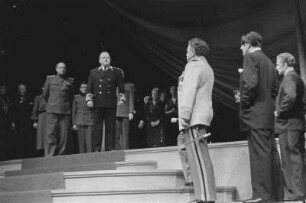 Szenenbilder aus dem Drama "Der große Verrat" von Ernst Fischer (in der 2. Besetzung) am Deutschen Theater Berlin : Szene mit Willy A. Kleinau als Pablo Malabranca (3. von rechts)