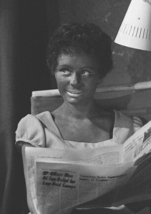 Szenenbilder aus "Eine Rosine in der Sonne", Schauspiel von Lorraine Hansberry mit Musik von Günter Hauk (Regie: Hans Dieter Mäde, Ausstattung: Peter Friede). Maxim-Gorki-Theater Berlin, 25.03.1963 (Premiere am 27.03.1963)