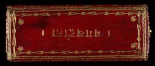 kleiner roter Kasten aus rotem Maroquin mit der in Gold gedruckten devanâgari Aufschrift "bhagavadgîtâ"