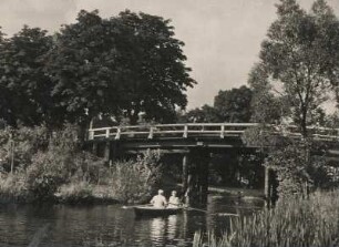 Berlin-Müggelheim. Zwei Personen in einem Ruderboot vor der Brücke über den Gosener Kanal bei Müggelheim