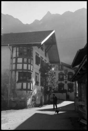 Oetz: Tiroler Haus mit Runderker
