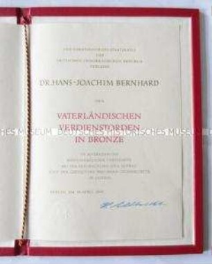 Verleihungsurkunde zum Vaterländischen Verdienstorden in Bronze, in Mappe