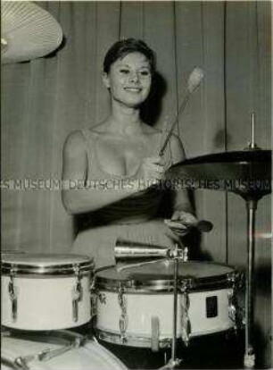 Marisa Allasio am Schlagzeug